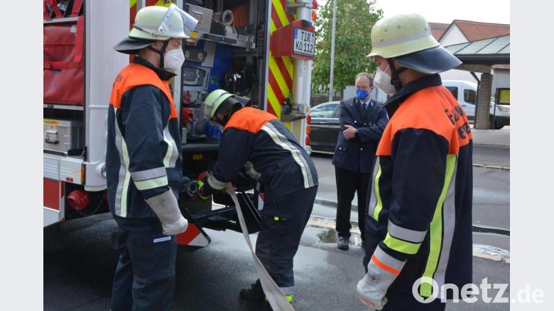 Auch am Feuerwehrfahrzeug waren verschiedene Aufgaben zu erledigen. Bild: jr