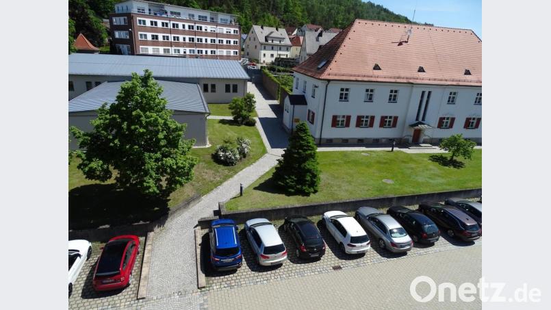 Platz wäre da auf dem Gelände des Schwandorfer Amtsgerichts. Doch bevor man an Umgestaltungs- und Neubaumaßnahmen geht, werden umfangreiche Vorarbeiten notwendig. Diese Erhebungen sind unterdessen angelaufen. Bild: Houschka