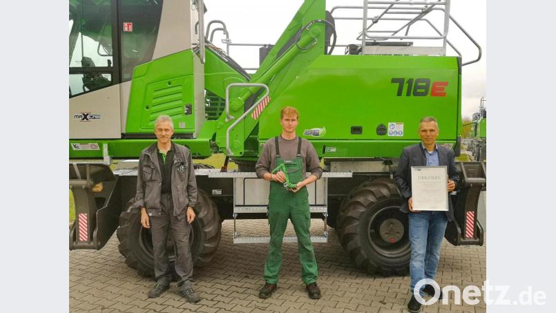 Geschäftsführer Alexander Scherer (rechts) und Ausbilder Gerhard Peter (links) gratulierten Florian Irlbacher. Bild: Ramona Herzog/exb