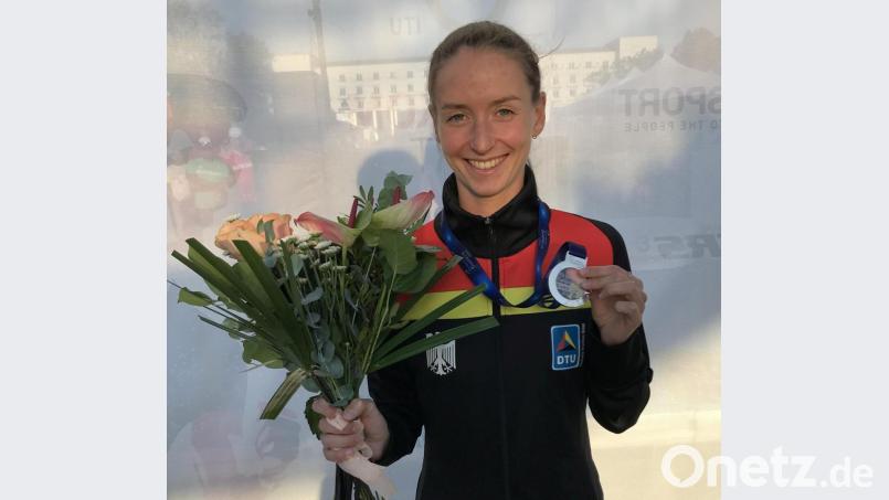 Blumenstrauß, Medaille und ein entspanntes Lächeln: Triathletin Marlene Gomez Islinger möchte bei der Deutschen Meisterschaft für ein positives Ergebnis sorgen. Bild: Gomez Islinger
