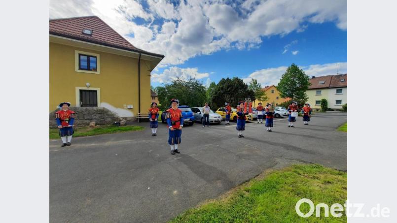 Ganz bunt sowie geimpft, getestet oder genesen machte sich der Spielmannszug der Feuerwehr Erbendorf auf den Weg nach Tirschenreuth, um Dieter Busl (Vierter von links) zum 60. Geburtstag zu gratulieren. Bild: fks
