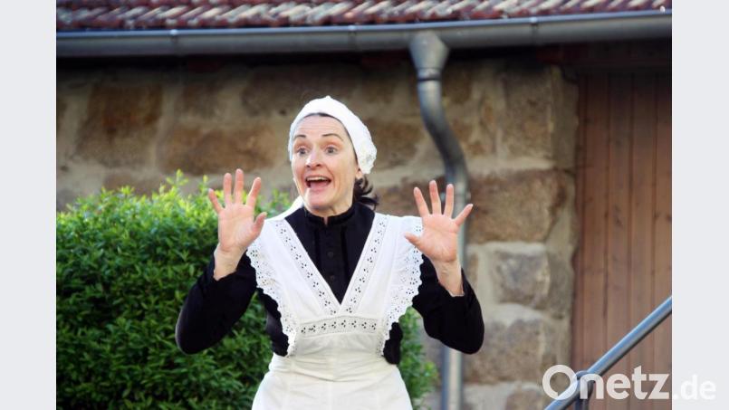 Die Darsteller sind für die Premiere der Zeitreise in Thanstein gerüstet. Das Foto zeigt Darstellerin Petra Sommer-Stark als Haushälterin Anneliese Berger. Bild: Florian Wein