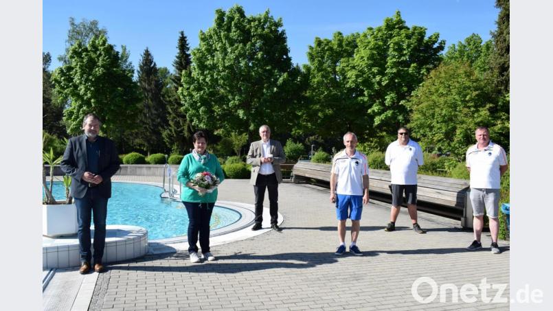 Zum Saisonbeginn konnte Helga Schuch ihr 25-jähriges Dienstjubiläum im Freibad in Perschen feiern. Dazu gratulierten (von links)Verbandsvorsitzender Bürgermeister Frank Zeitler, sein Stellvertreter Bürgermeister Richard Tischler sowie die Bademeister Hubert Horn, Volker Liebl und Norbert Wurmstein. Bild: bnr