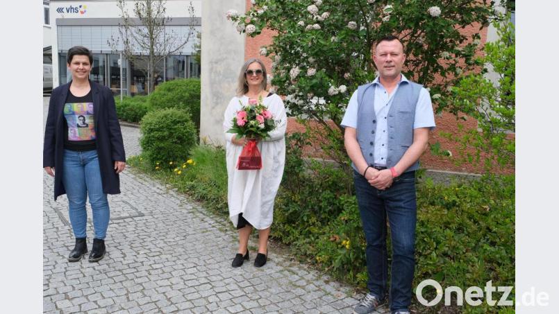 Tanja Fichtner (links) übernimmt zukünftig die gesamtpädagogische Leitung der VHS. Geschäftsführer Stefan Frischholz verabschiedet Susanne Kriesche (Mitte). Bild: exb/Alena Kellner