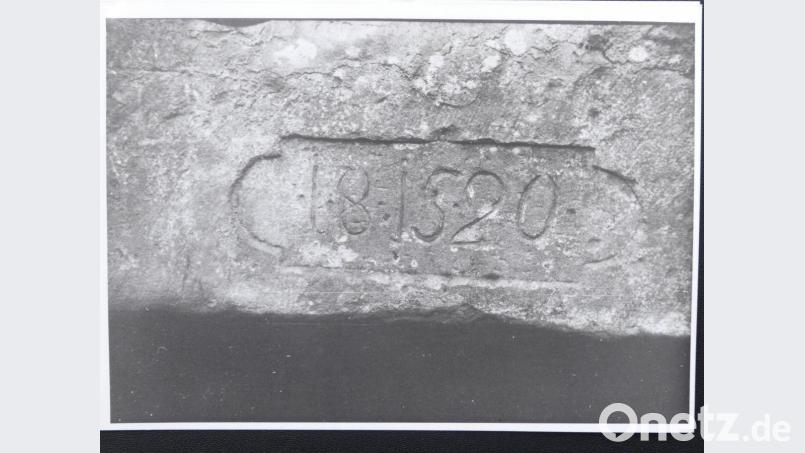 Der Türsturz über dem abgebrochenen Eingang zum Keller: In ihm waren die Jahreszahl 1820 und die Initialen JS eingemeiselt. Repro: rn