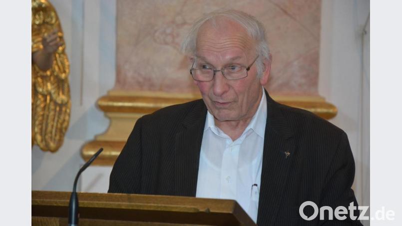 Kapplpfarrer Pater Friedhelm Czinczoll hieß die Zuhörer willkommen und sprach zwischendurch Gebete. Bild: jr