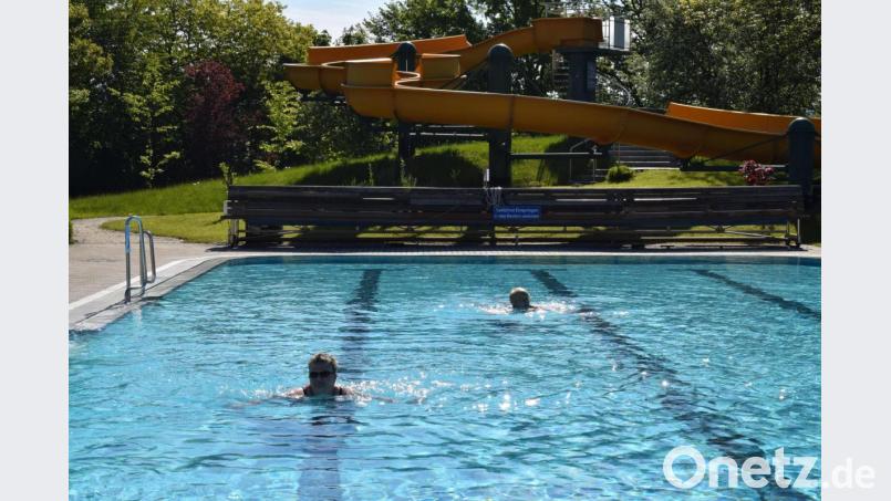Diese beiden Besucherinnen konnten es nicht mehr erwarten. Pünktlich zum Saisonbeginn tummelten sie sich im 26 Grad warmen Wasser. Bild: bnr