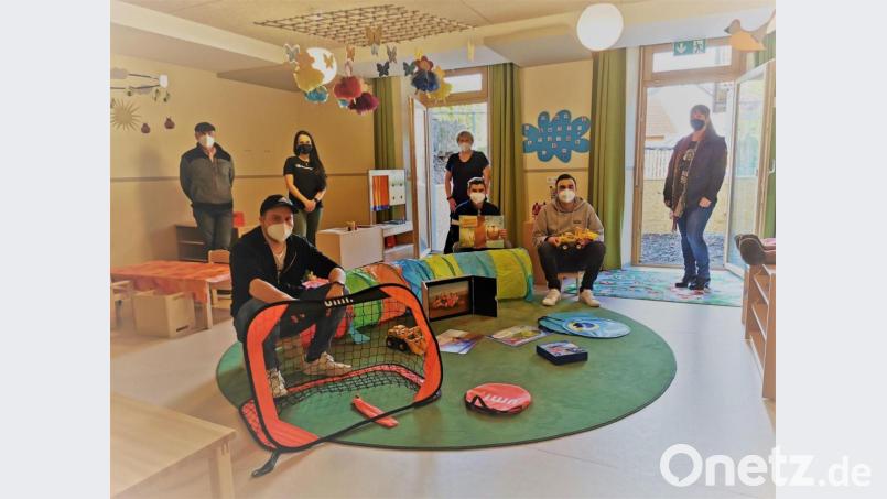 Im Namen des Kindergartens dankten Kirchenrat Karl Schmid, Kinderpflegerin Theresa Völkl, Kindergartenleiterin Ramona Zangl und Kirchenpflegerin Nicola Hummer (hinten, von links) den Spendern Matthias Rupprecht, Tim Singer und Uli Schmucker (vorne, von links) für die Unterstützung. Bild: gz