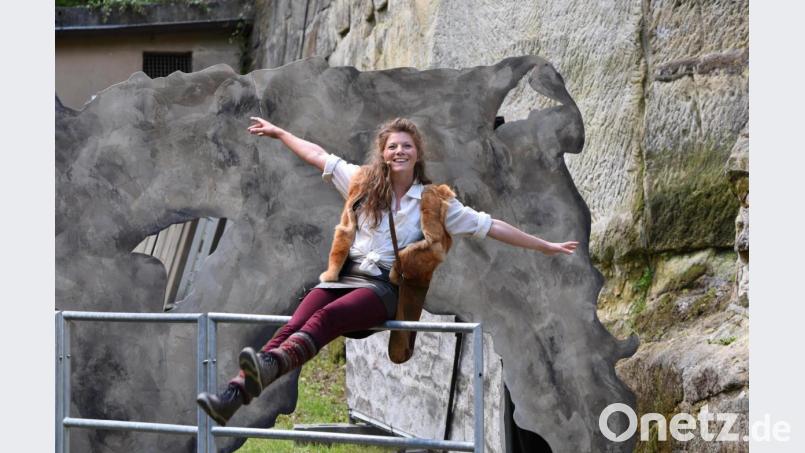 Ronja (Magdalena Meier) genießt den Frühling. Bild: Tobias Schwarzmeier