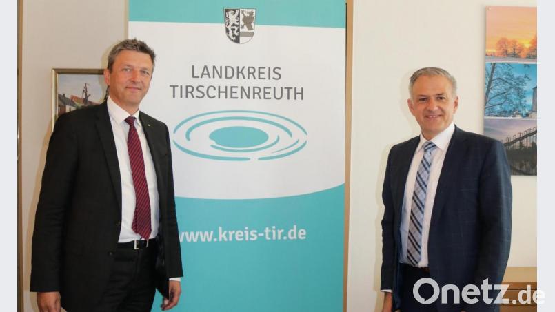 AOK-Direktor Jürgen Spickenreuther und Landrat Roland Grillmeier (von links) tauschten sich im Landratsamt aus. Bild:  Landratsamt TIR, Stefan Malzer/exb