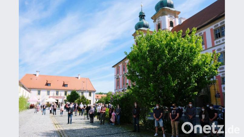 Im kleinen Klosterhof versammeln sich Gläubige unter Infektionsschutzbestimmungen zum Fronleichnamsfest. Bild: do
