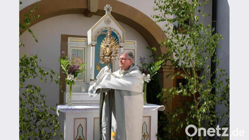 Den Segen mit dem Allerheiligsten spendet Prior Pater Adrian Kugler. Wegen der Corona-Pandemie gibt es auch im Klosterdorf Speinshart nur einen Fronleichnamsaltar. Bild: do