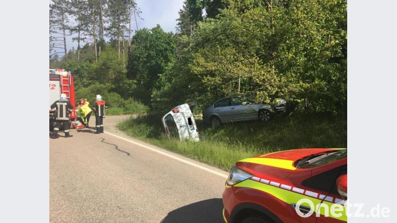 Schwerer Unfall bei Brunnmühle: Die Feuerwehr Schmidmühlen war mit drei Fahrzeugen, acht Einsatzkräften und zwei First Respondern vor Ort. Die Staatsstraße war während des Einsatzes halbseitig gesperrt. Bild: Josef Popp