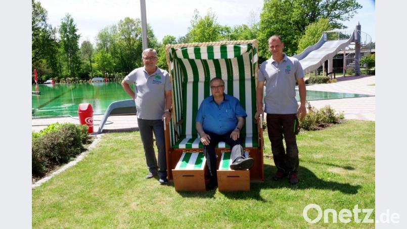 Entspannt und erwartungsvoll sehen Geschäftsführer Günther Strobel (links) und Schwimmmeister Kai Wolf (rechts) der Baderöffnung entgegen. Den neuen Strandkorb genießt schon mal Bruno Busch, der mit seinem Kiosk wieder für das leibliche Wohl der Gäste sorgen wird. Bild: bkr