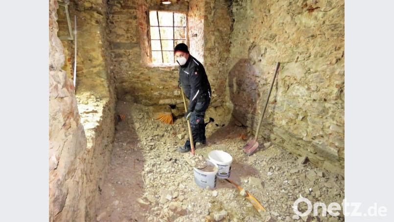 Eins von vielen Heimatunternehmen: Vor der kulturellen Nutzung des Ackerbürgerhauses in Bärnau müssen die Vereinsmitglieder, hier Vorsitzender Christian Schedl, viel Schutt ausräumen. Archivbild: ubb