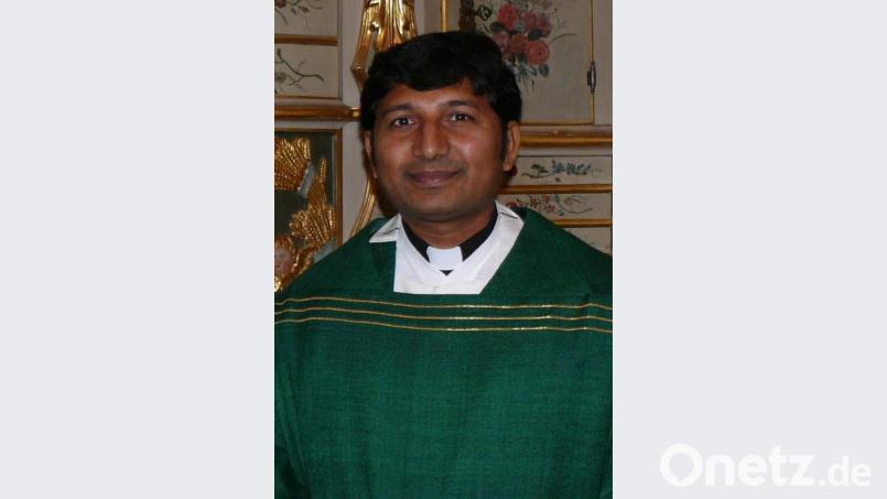 Pfarrvikar Pater John Gali wirbt für die Unterstützung der Spendenaktion für die Betroffenen der Corona-Pandemie in Indien. Archivbild: kgg