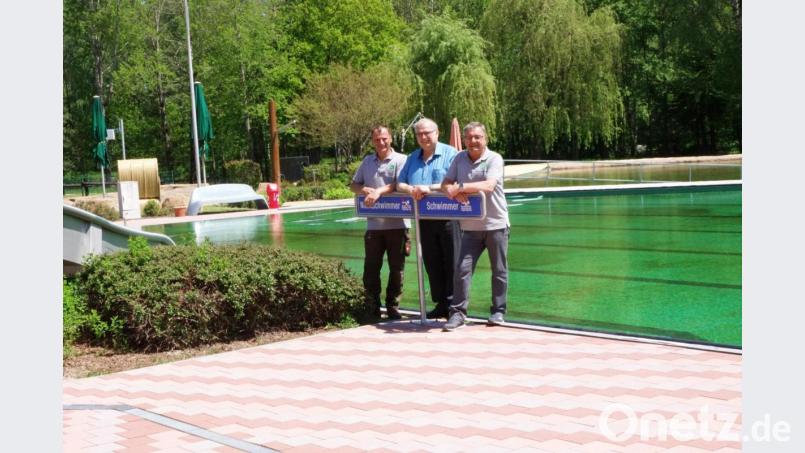 Ein Trio, das den Schwimmern und Nichtschwimmern ein entspanntes Badevergnügen bescheren möchte: Schwimmmeister Kai Wolf, Bruno Busch und Geschäftsführer Günther Strobel (von links). Bild: bkr