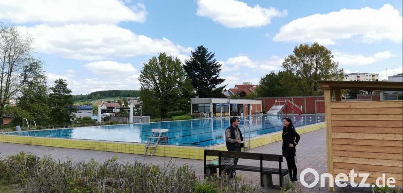 Margit Boch von der Stadtverwaltung bespricht mit Bademeister Reinhard Klein die Corona-Auflagen für die Öffnung des Oberviechtacher Freibades. Bild: Portner