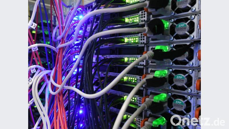 In einem Serverraum in einem Rechenzentrum führen Kabel zu Servern. Die Anbindung an ein leistungsfähigeres Rechenzentrum ist eines der Investitionsziele der Verwaltungsgemeinschaft Pressath im Haushaltsjahr 2021. Symbolbild: Uli Deck/dpa