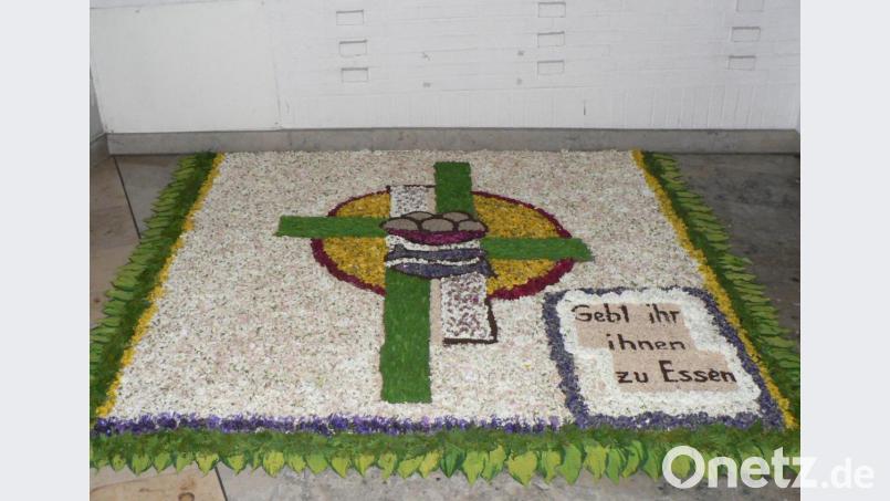 &quot;Gebt ihr ihnen zu Essen“: Diesem Motiv ist der Blumenteppich in der Kirche Mariä Himmelfahrt gewidmet. Bild: lep
