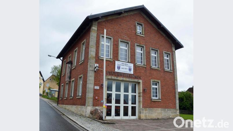 An den 150. Geburtstag der Thurndorfer Feuerwehr erinnert ein am Gerätehaus angebrachtes Transparent. Pandemiebedingt müssen die Thurndorfer auf ein Fest verzichten. Bild: ü