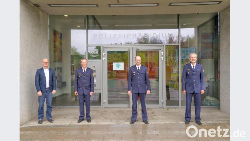 Polizeivizepräsident Thomas Schöniger (rechts), der Personalratsvorsitzende des Polizeipräsidiums Oberpfalz, Gerhard Knorr, und der Leiter der Polizeiinspektion Kemnath, Bernhard Gleißner, (von links) waren bei der Amtseinführung von Polizeihauptkommissar Harald Fuchs dabei. Bild: Polizeiinspektion Kemnath/exb