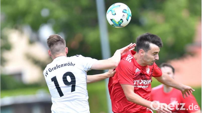 Das Landesligaduell SpVgg Pfreimd (rote Trikots) gegen die SV Grafenwöhr findet künftig in der Bezirksliga statt. Da beide Mannschaften abgestiegen sind, gibt es in der Nord-Gruppe der Bezirksliga zu viele Mannschaften. Archivbild: af