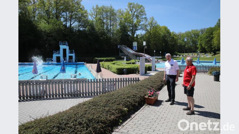Bürgermeister Johannes Reger und Bademeister Roman Siegert (von links) am Eröffnungstag im Erbendorfer Freibad. Bild: njn