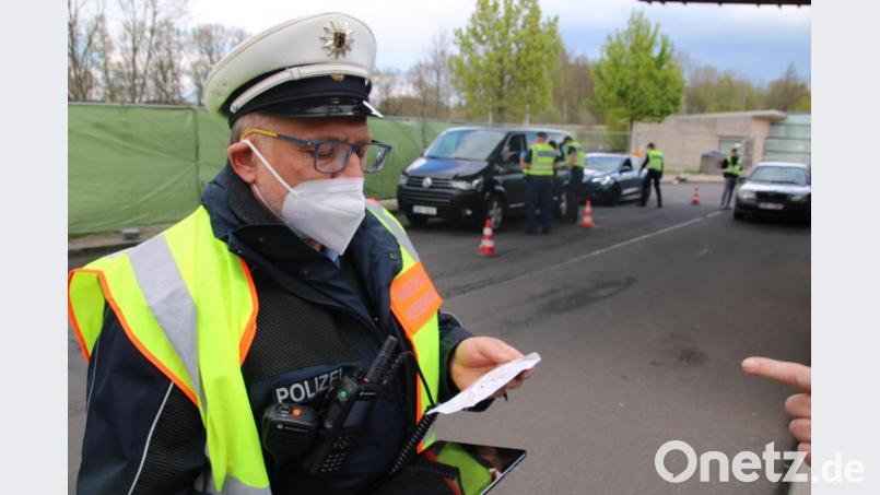 Pressesprecher Dieter Pfitzner erklärt am Grenzübergang Schirnding die Vorgehensweise der Selber Bundespolizei. Bild: jrh