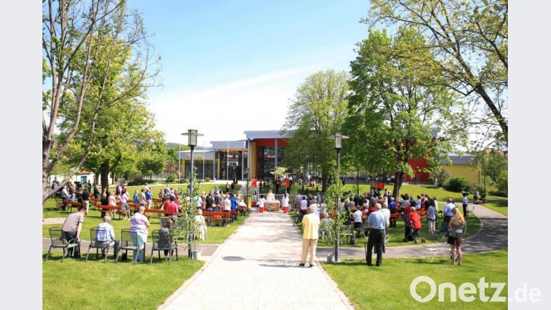 Im Erbendorfer Stadtpark fand ein Fronleichnamsgottesdienst statt. Bild: njn
