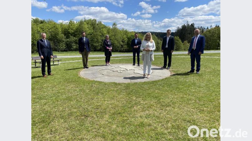 Die neue bayerische Europa-Ministerin Melanie Huml (vorn) am Mittelpunkt Mitteleuropas in Hildweinsreuth; im Hintergrund der stellvertretende Landrat Albert Nickl, Europa-Parlamentarier Christian Doleschal, Landtagsabgeordneter Gerhard Hopp, die Kreisvorsitzende der Paneuropa-Union, Birgit Trottmann, Landtagsabgeordneter Stephan Oetzinger, Bürgermeister Thomas Meiler (von rechts). Bild: Eichl