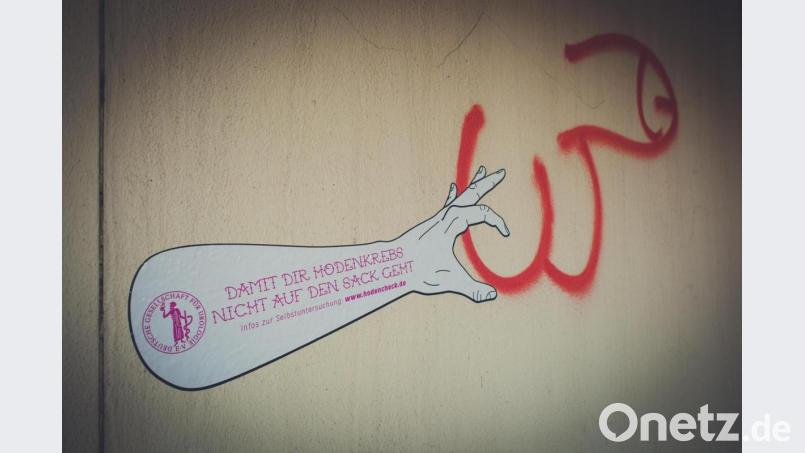 &quot;Damit dir Hodenkrebs nicht auf den Sack geht&quot;: Die Deutsche Gesellschaft für Urologie ruft unter anderem mit Aufklebern zum &quot;Hodencheck&quot; auf. Archivbild:  Deutschen Gesellschaft für Urologie/dpa