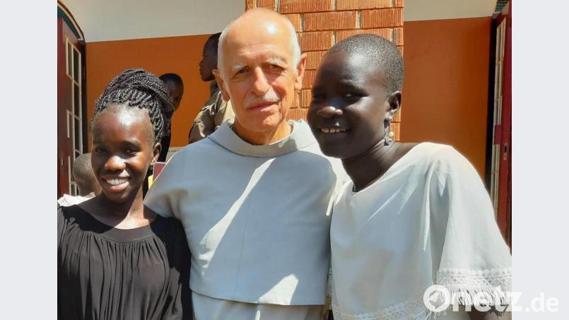 Die 13-jährige Suzan (links), eine Waise aus dem Sudan, wurde von einer Familie aus der Pfarrei von Pater Stanislaus aufgenommen und an Ostern von ihm getauft. Mittlerweile fand  sich auch ein Pate für Suzan, so dass die Schule
besuchen kann. Bild: Angela Ayiko/exb