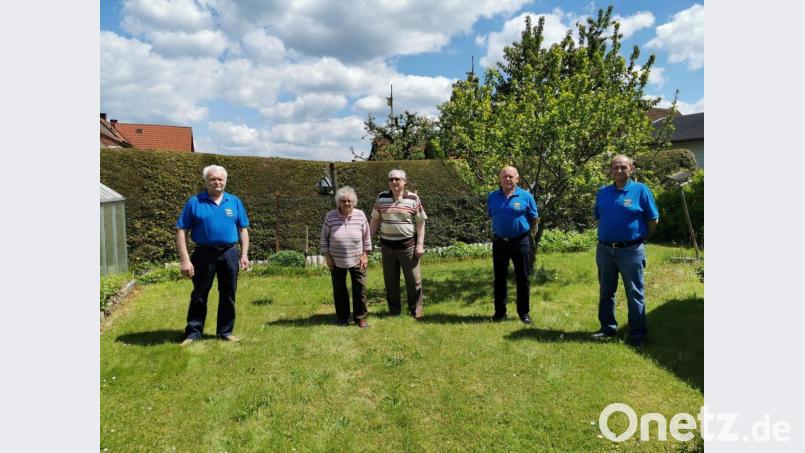 Zweiter Vorsitzender Günther Frank, Kassier Hans Götz (von rechts) und Kassenprüfer Josef Bauriedl (links) gratulierten Jubilar Rainer Bauriedl (mit Betti Graf) zum 80. Geburtstag. Bild: gz