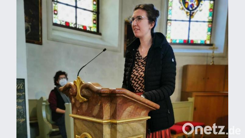 Anke Busse schildert, wie ihr Entschluss reifte, ihr Leben als geistliche Berufene in einem Orden zu führen. Im Hintergrund Natalia Suska. Bild: hzi