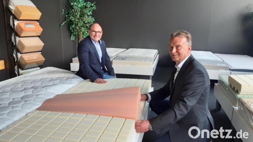 Professor Alexander Schuh (links) und Unternehmer Martin Schwab haben solange getüftelt, bis sie mit ihrer Matratze zufrieden waren. Bild: Lowak
