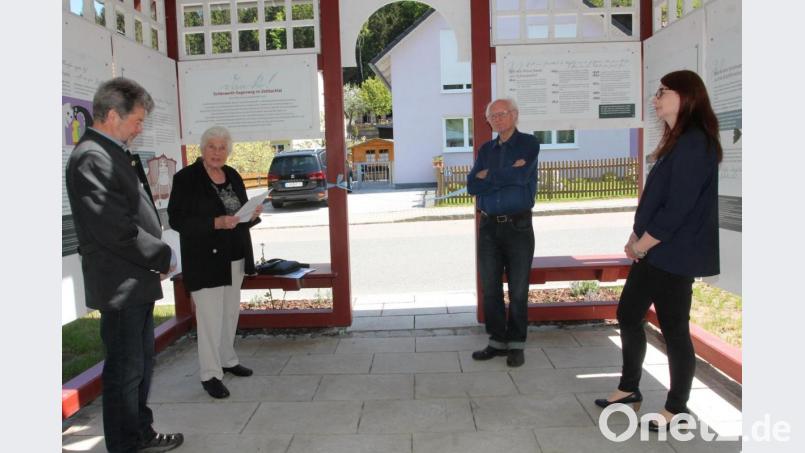 Erika Eichenseer (Zweite von links) stellt Bürgermeisterin Marina Hirnet, Künstler Günter Mauermann und Johann Walbrunn (von rechts) das Gesamtwerk vor. Bild: pi
