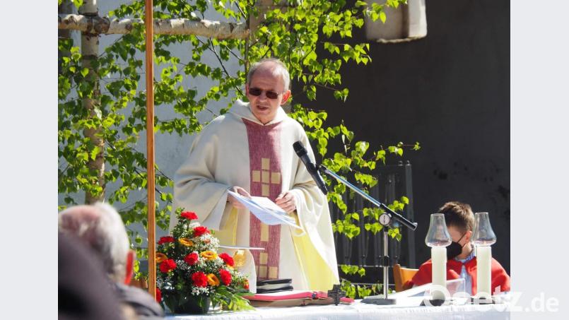 Dreh- und Angelpunkt der Predigt von Pfarrer Johann Hofmann waren die Lesung und das Evangelium des Hochfestes Dreifaltigkeit. Den Brief, den der Apostel Paulus an die Gemeinde in Rom geschrieben hat, hätte er auch an die Gemeinde in Krickelsdorf adressieren können. Schließlich seien alle Kinder Gottes, die sich vom Geist Gottes leiten lassen. Bild: u