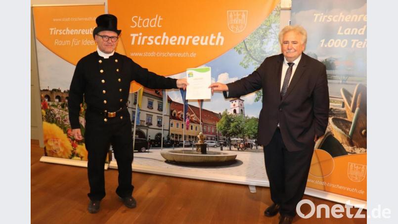 Bezirksschornsteinfegermeister Hans-Peter Schärl (links) wurde für sein sein freiwilliges Umweltmanagement ausgezeichnet. Zweiter Bürgermeister Peter Gold (rechts) überreichte eine Urkunde. Bild: Stadt Tirschenreuth/exb