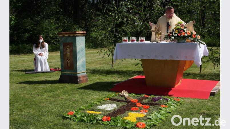 Statt in der Kirche beziehungsweise bei der Prozession in den Straßen wurde Fronleichnam heuer in der „Grünen Mitte“ gefeiert. Die Messe zelebrierte Pfarrer Josef Waleszczuk . Bild: wro