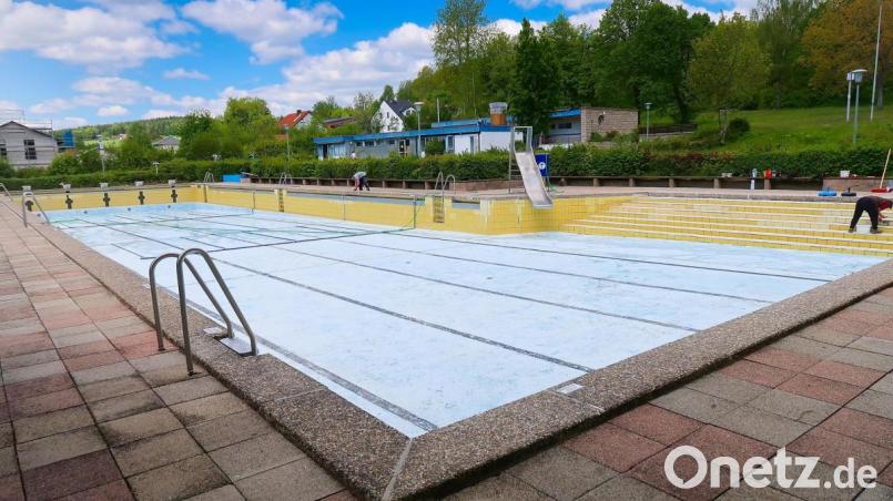 Gemeindebedienstete und Mitglieder des Fördervereins Freibad schaffen derzeit an allen Ecken und Enden die Voraussetzungen, dass am 19. Juni der Badespaß in Friedenfels beginnen kann. Bild: bsc