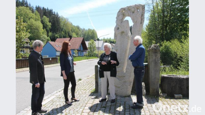 Johann Walbrunn, Marina Hirnet, Erika Eichenseer und Günter Mauermann (von links) freuen sich über die offizielle Eröffnung des Wagen- und Märchenwegs. Bild: pi