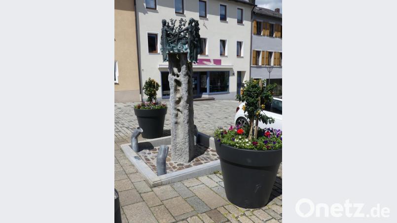 Auch das Umfeld des Rotary-Brunnens wird mit Pflanzschalen "aufgehübscht". Bild: rn