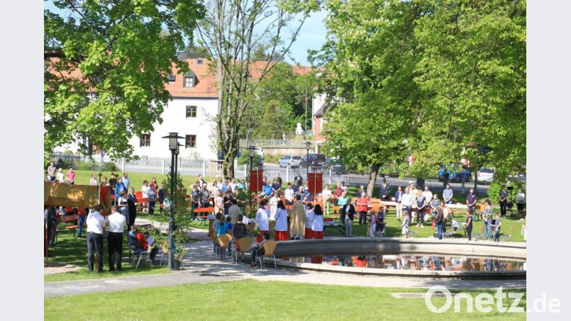 Im Erbendorfer Stadtpark fand ein Fronleichnamsgottesdienst statt. Bild: njn