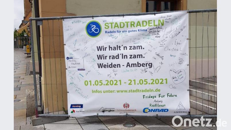 Das Stadtradeln-Banner in Hirschau wird für einen guten zweck versteigert. Archivbild: Lena-Maria Völkl, Stadtradeln-Koordinatorin Weiden/exb