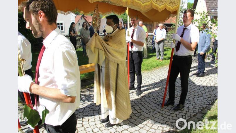 Pater Savari trägt die Monstranz mit der geweihten Hostie durch Niedermurach. Bild: boj