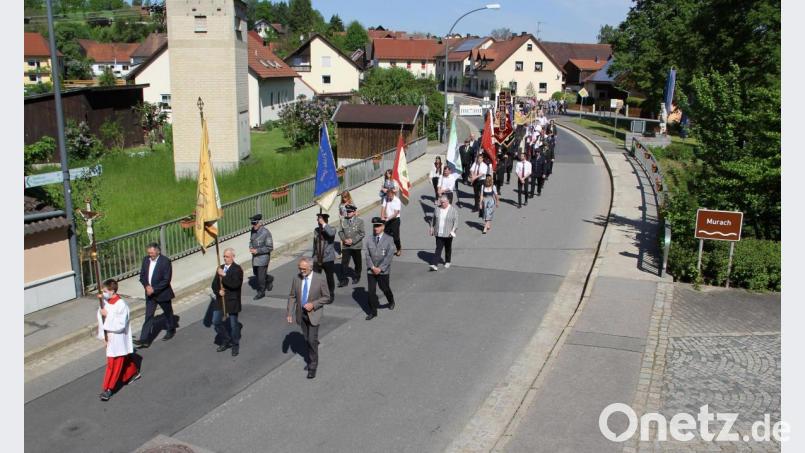 Fronleichnamsprozession durch das Pfarrdorf Niedermurach. Die Vereine waren angehalten, nur mit Fahnenabordnungen teilzunehmen. Bild: boj