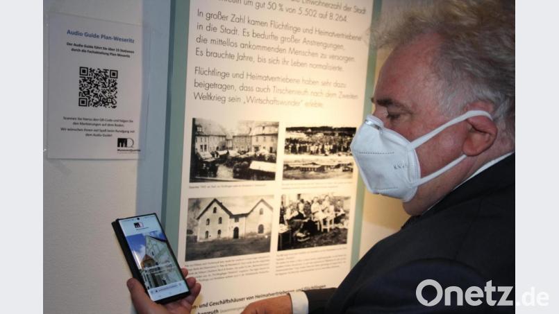 Mittels eines QR-Codes können sich Besucher mit dem eigenen Handy in den Audioguide einloggen. Zweiter Bürgermeister Peter Gold probierte es aus. Bild: kro