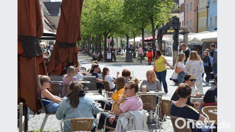 Mit Freunden ein Bierchen trinken. Dank der niedrigen Corona-Zahlen und des schönen Wetters ist das wie hier in der Weidener Altstadt wieder möglich. Bild: Kunz