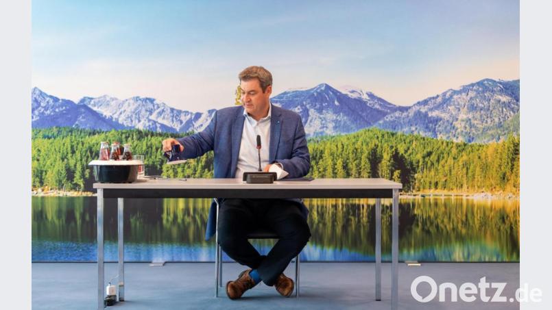 Markus Söder (CSU), Ministerpräsident von Bayern, sitzt zu Beginn der Sitzung des bayerischen Kabinetts an seinem Platz in der bayerischen Staatskanzlei. Bild: Peter Kneffel